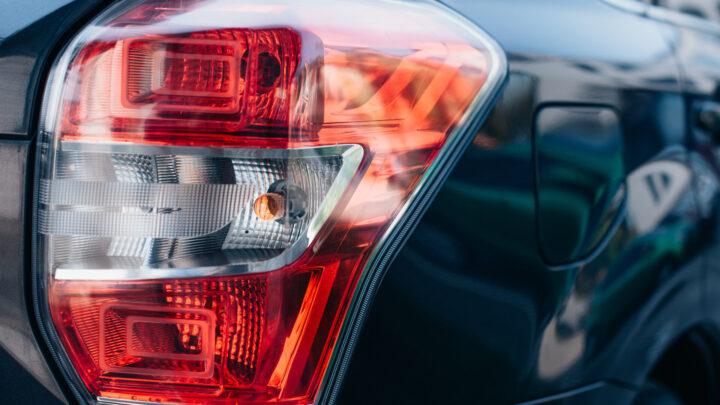 Nahaufnahme einer sauberen, polierten Rückleuchte eines modernen Automobils.