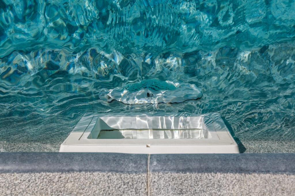Filtersystem für Poolwasser, reines Wasser fließt durch den Filter, Sicht von oben. 