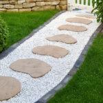 Gartenanlage mit Natursteinplatten