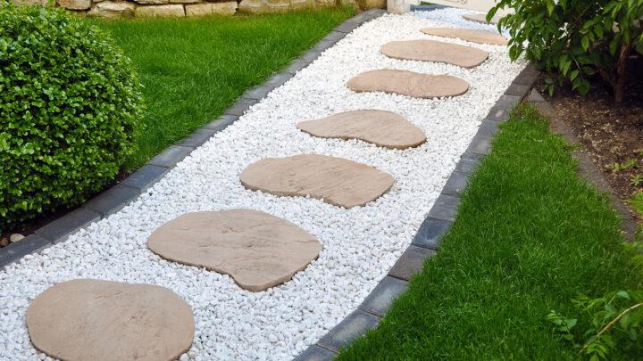 Gartenanlage mit Natursteinplatten