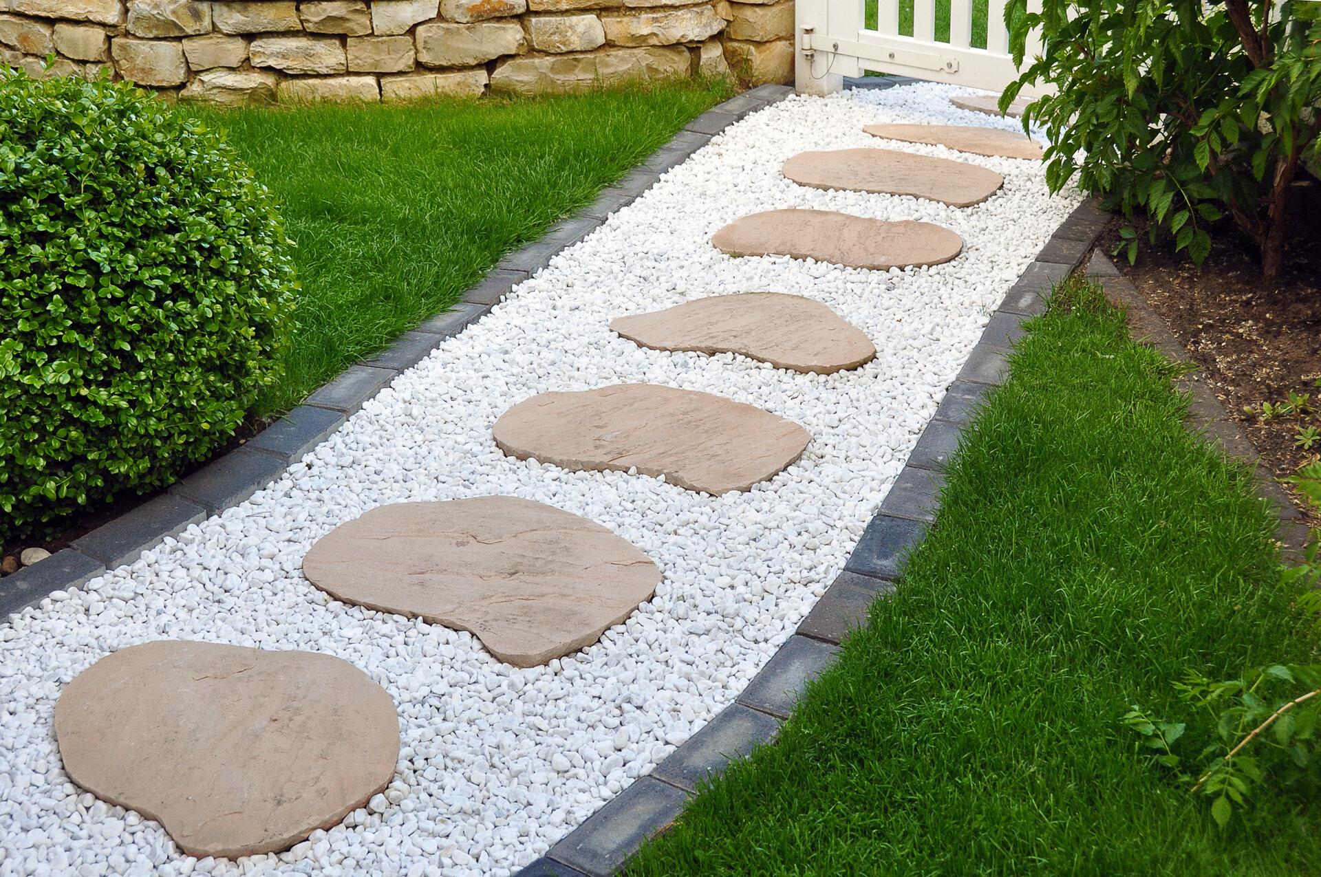 Gartenanlage mit Natursteinplatten