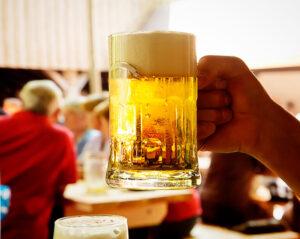 Biertrinken in einem der vielen für München und Bayern typischen "Biergärten" unter freiem Himmel