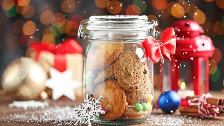 Glasgefäß mit Weihnachtsplätzchen auf Holztisch