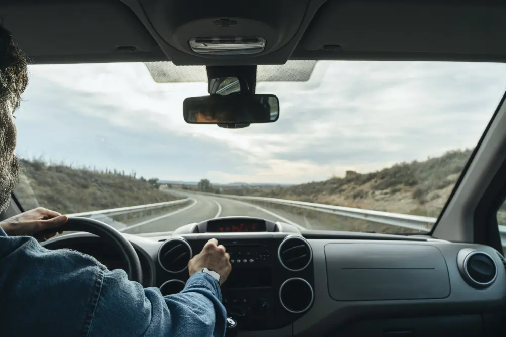 Fahrer eines Kleintransporters auf der Autobahn - Komfort und Kontrolle beim VW T6 kaufen