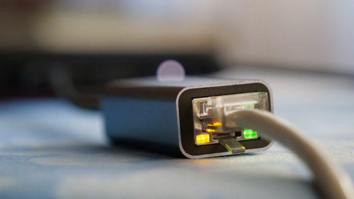 Elfbar Elfa neben aktivem Netzwerkadapter
