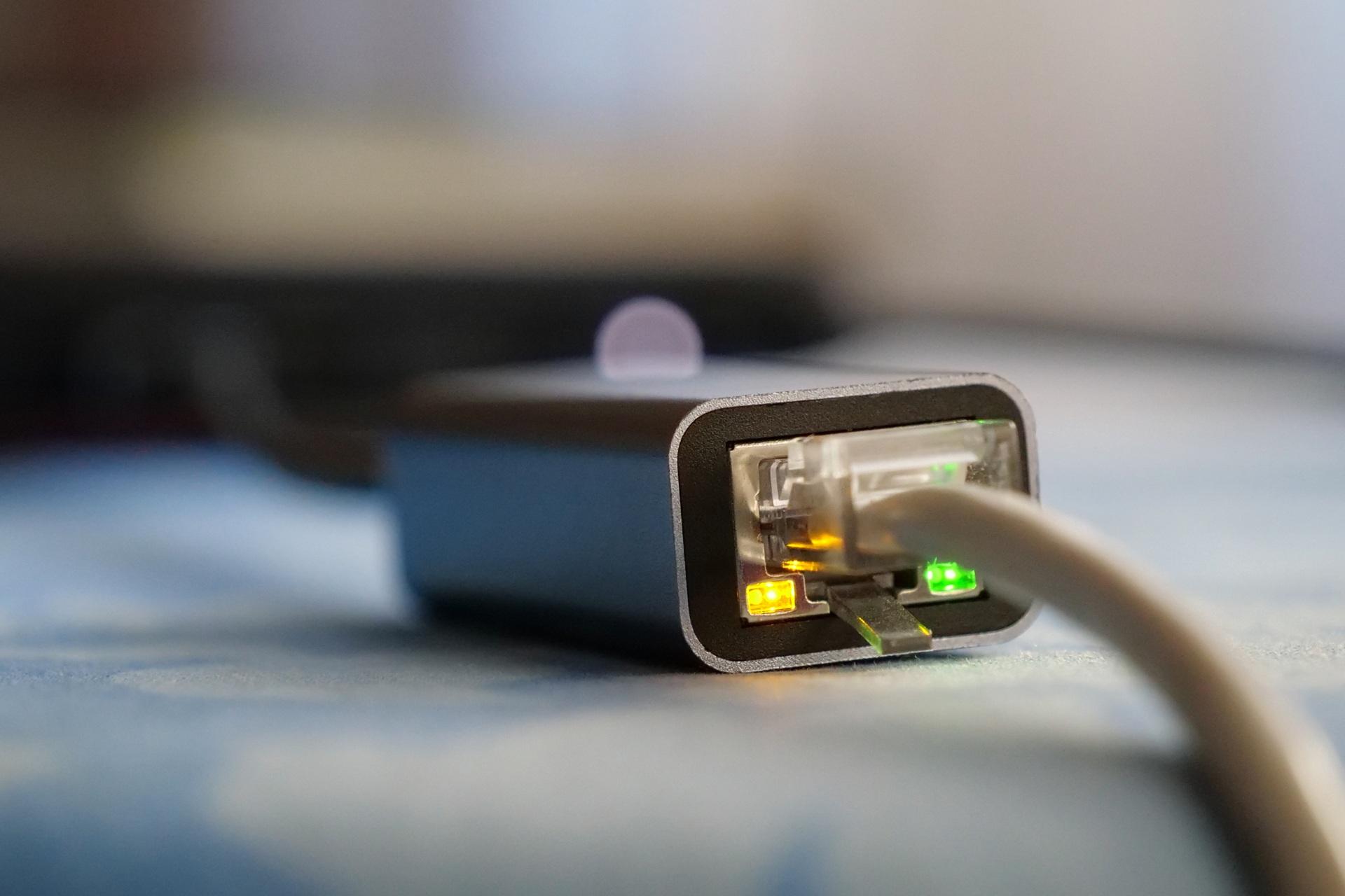 Elfbar Elfa neben aktivem Netzwerkadapter