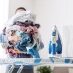 Voller Wäschekorb vor Bügelstation | Haushälterin