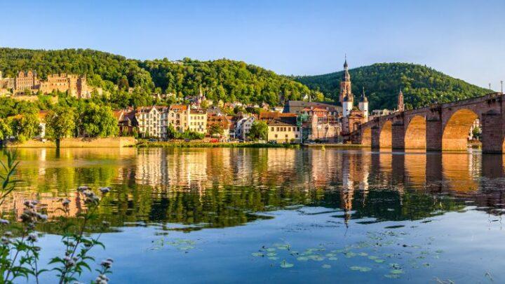Blick auf die Heidelberger Altstadt mit Alter Bruecke und Schloss, ideal zur Einordnung der Lage durch Immobiliengutachter Heidelberg