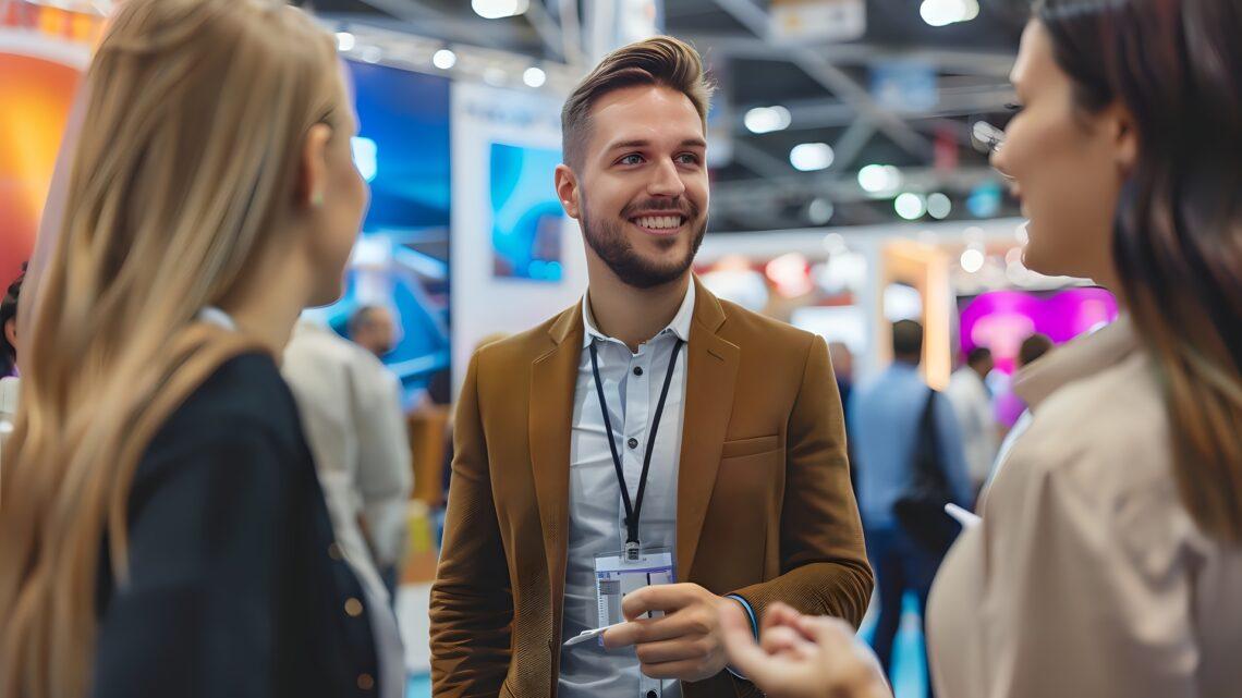 Fachgespräch auf Branchenevent | Traverse-Messestand