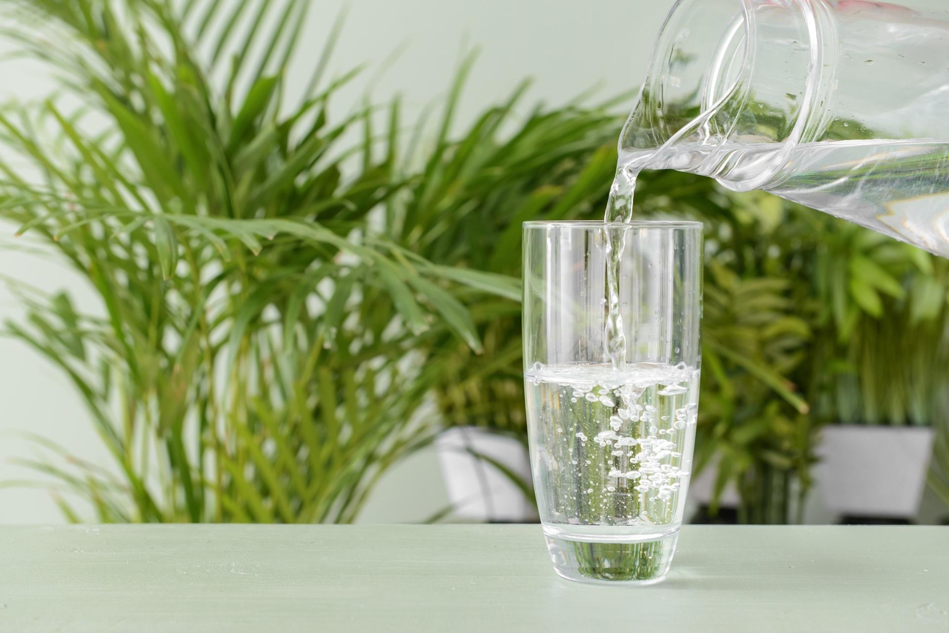 Klares Wasser wird in ein Glas gefüllt | Entkalkungsanlage

