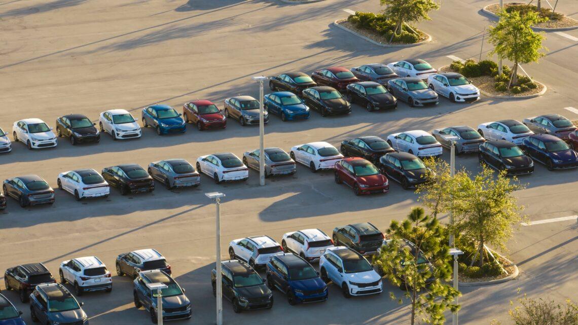 Großes Autoareal mit vielen Fahrzeugen | Parkplatzsperre