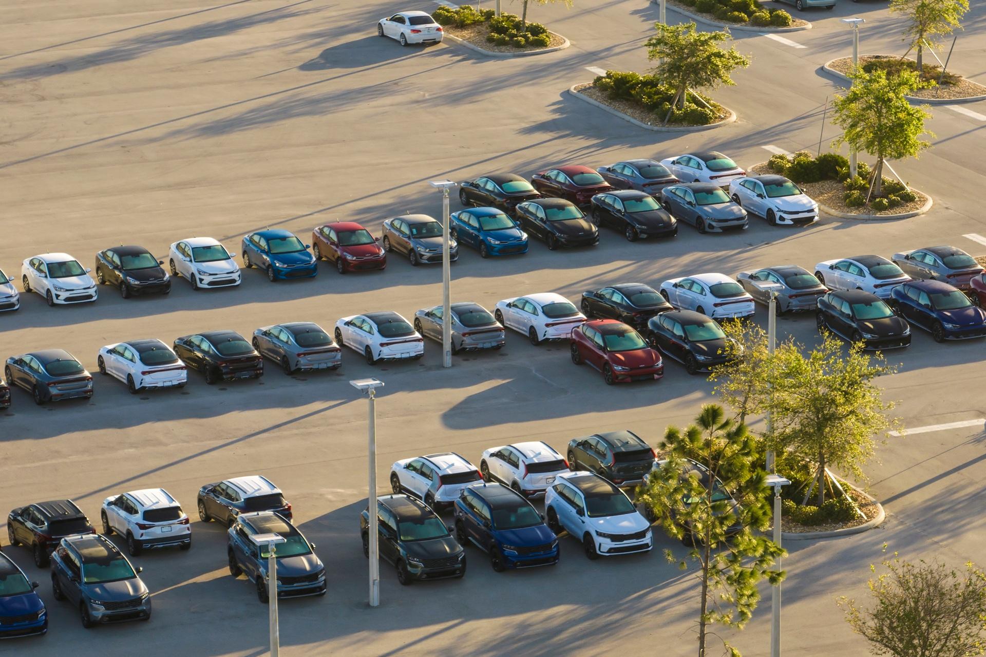 Großes Autoareal mit vielen Fahrzeugen | Parkplatzsperre